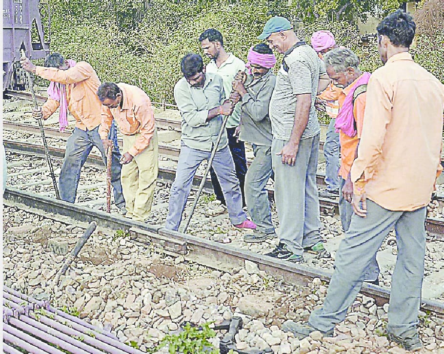 kareeb 12 ghante me railway track ko khaali karaaya