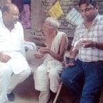 धुरिया सिंहपुर गांव में किसान गोविंद सिंह की मौत के बारे में परिजनों से जानकारी लेते कांग्रेस विधान मंडल दल के नेता विधायक अजय कुमार लल्लू।