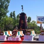 सीआरपीएफ के शहीद जवानों को श्रद्धांजलि देते जवान