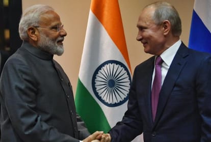 प्रधानमंत्री नरेंद्र मोदी के साथ रूसी राष्ट्रपति व्लादिमिर पुतिन (फाइल फोटो)