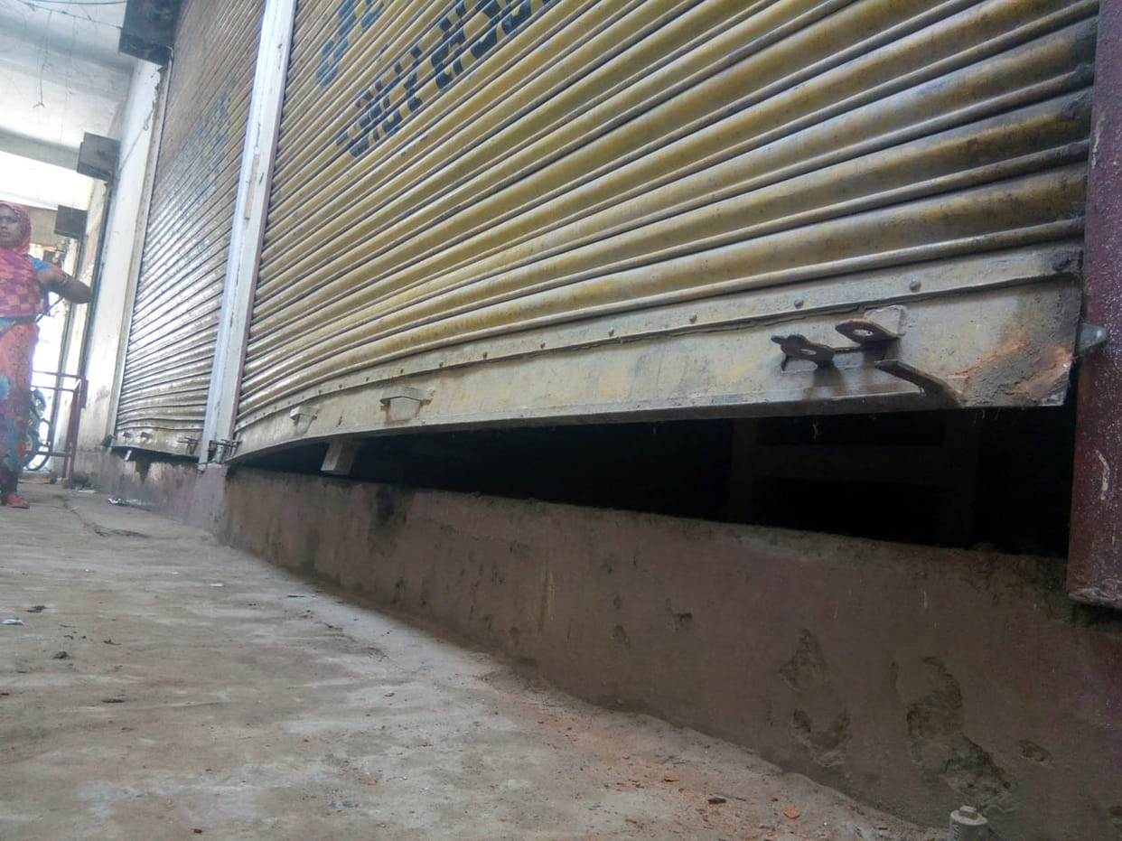 सात दुकानों का शटर तोड़कर लाखों की चोरी
