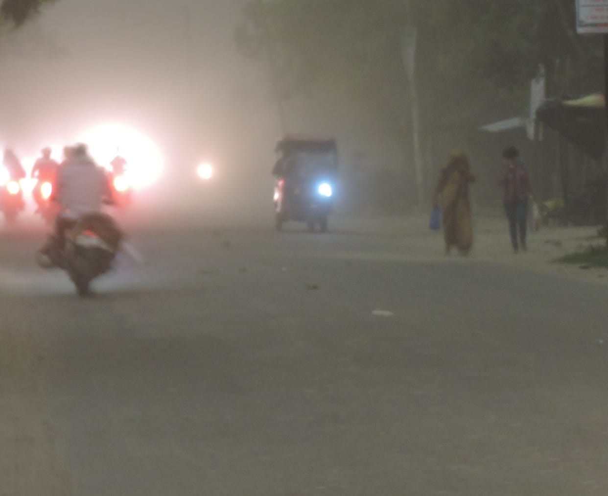 आंधी-बारिश से बिजली गुल, आवागमन बाधित