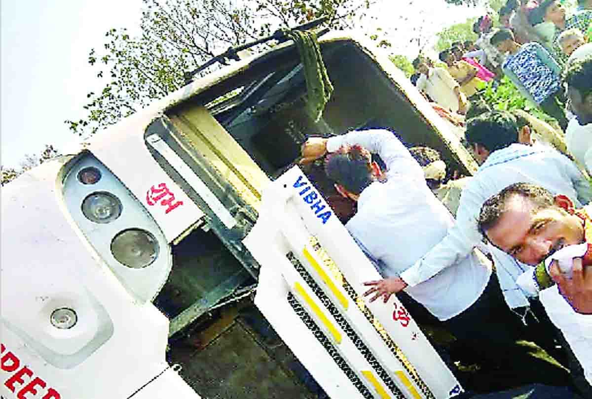 bus accident in fatehpur 40 people injured