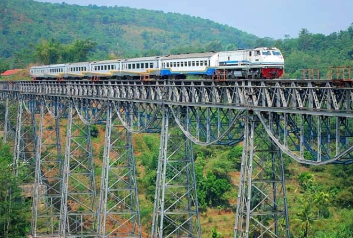 Worlds most dangerous rail routes where peoples breath stucks