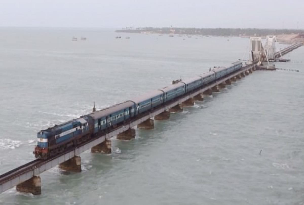 5 most dangerous railway track in the world where people breath stucks