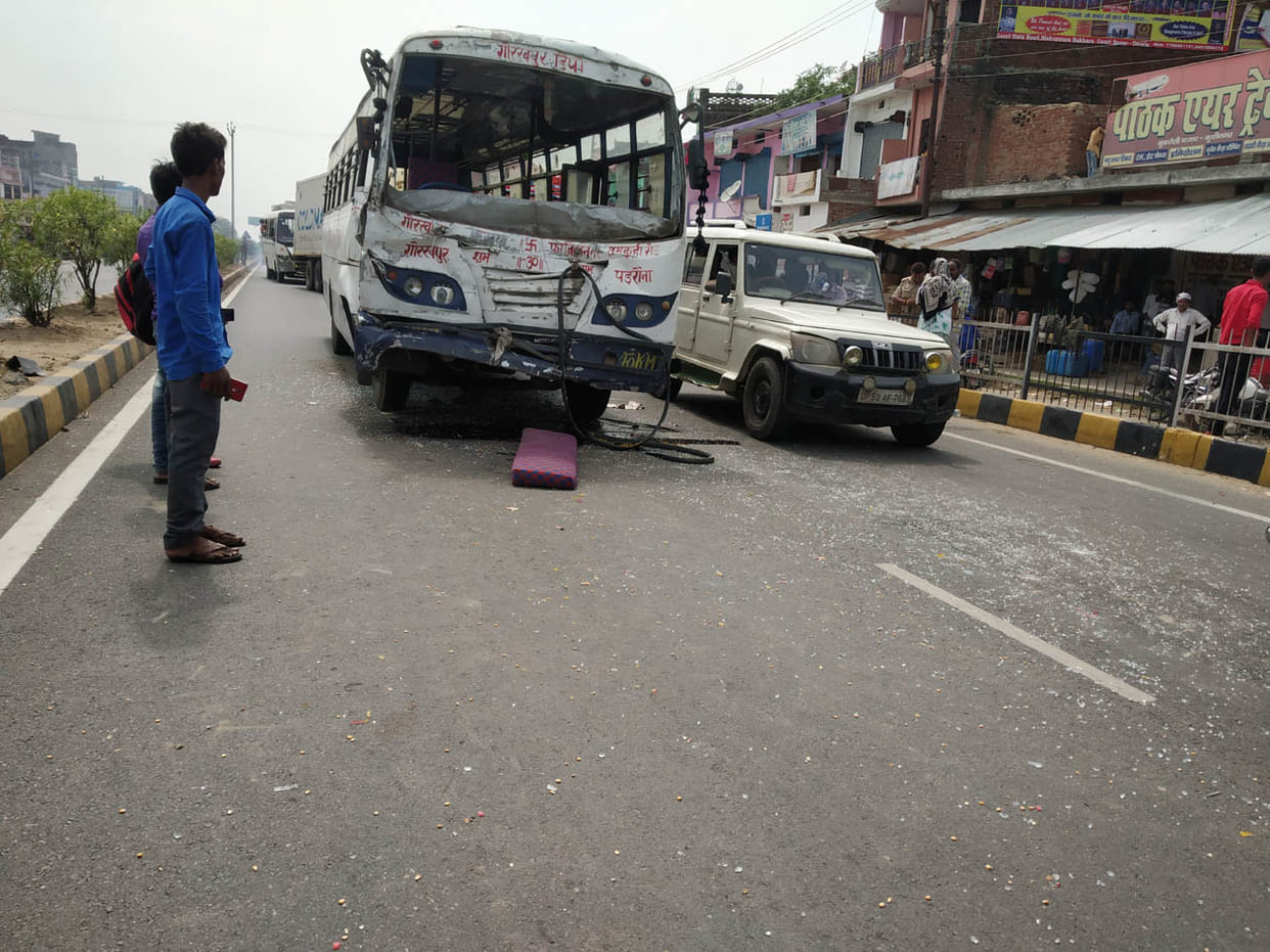 ट्रक और अनुबंधित बस की टक्कर में 25 यात्री घायल