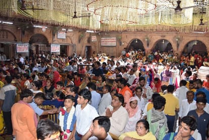 muslim prisoners makes zari dress for lord banke bihari in vrindavan