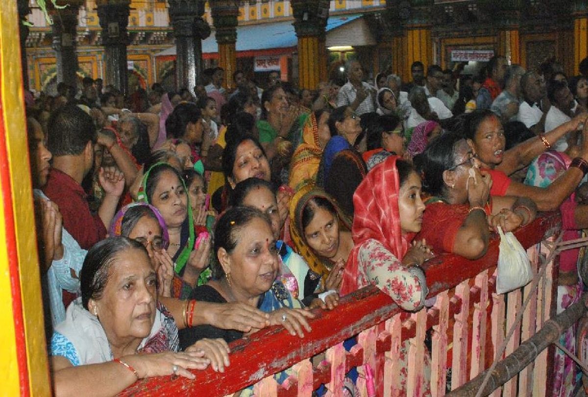 nirjala ekadashi devotee Poja in Dwarkadhishaji Thakur Bankeihari   mandir in vrindavan