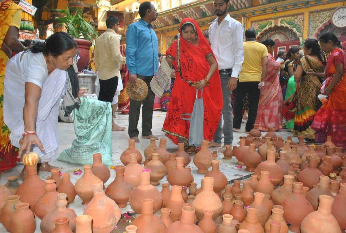 Vastu Tips Must keep an earthen pot or surahi in the house it may always fulfill you with wealth