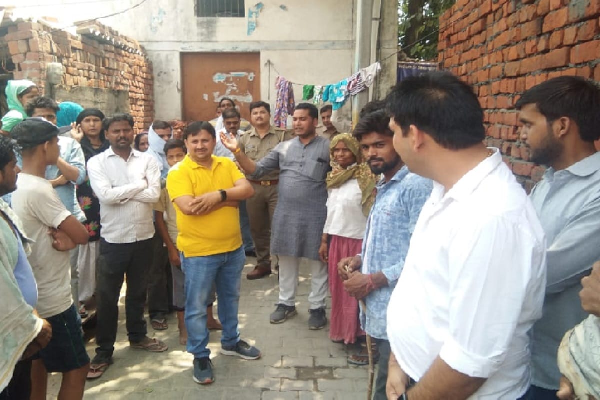 The villagers made hostage to SDO and JE in Meerut