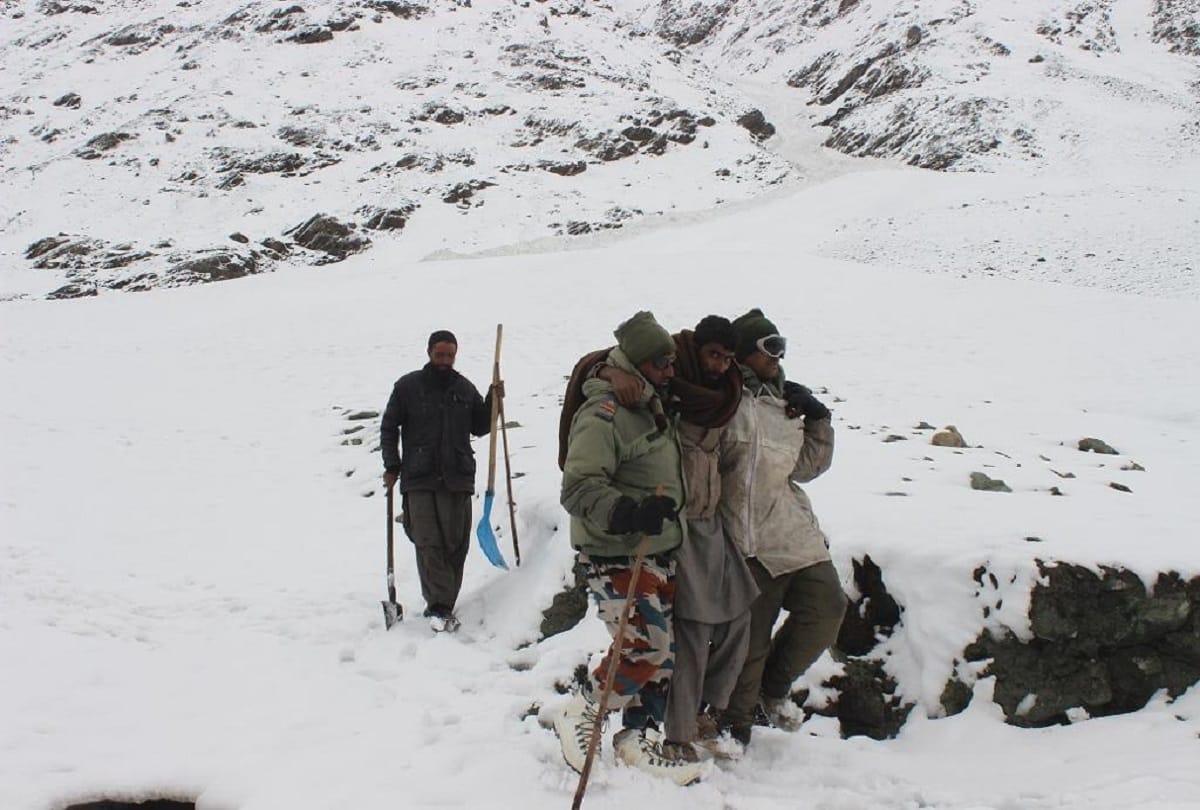 Indian Army rescues Fourteen from avalanches in Ladakh