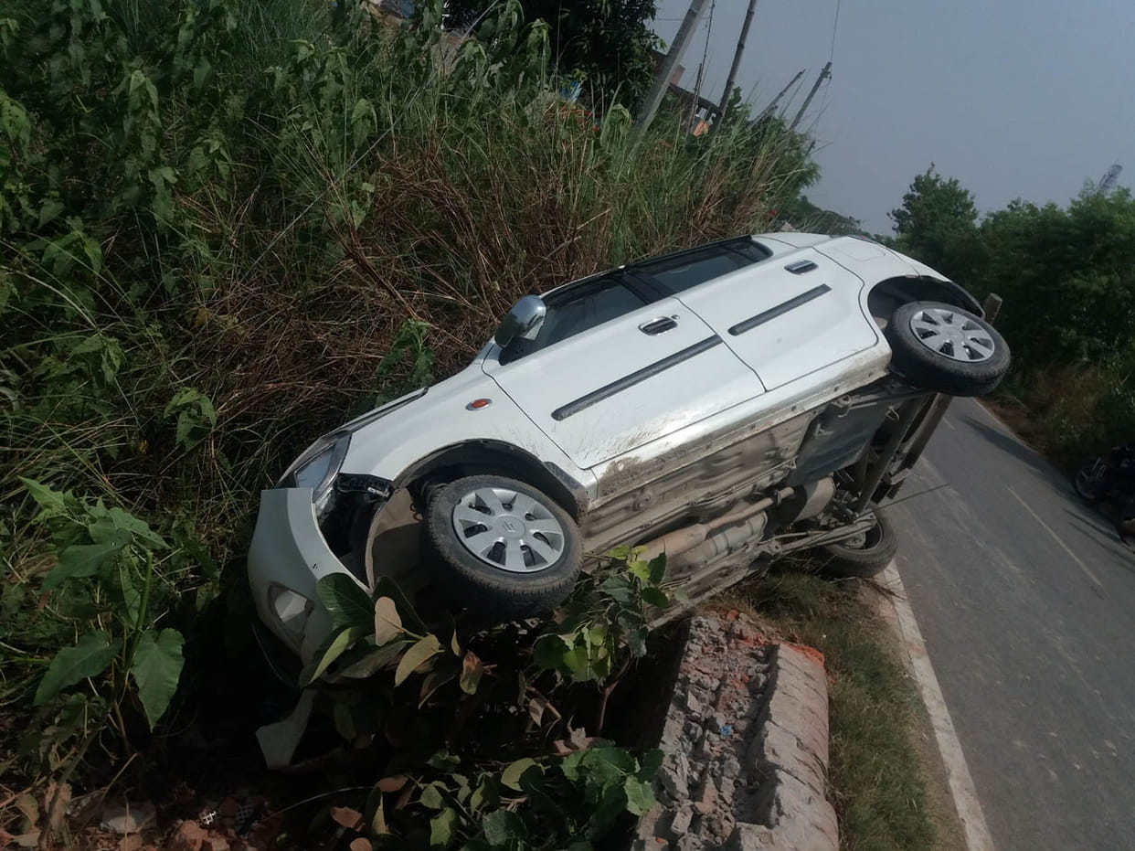पुलिया से टकराकर पलटी कार, चालक सहित दो घायल