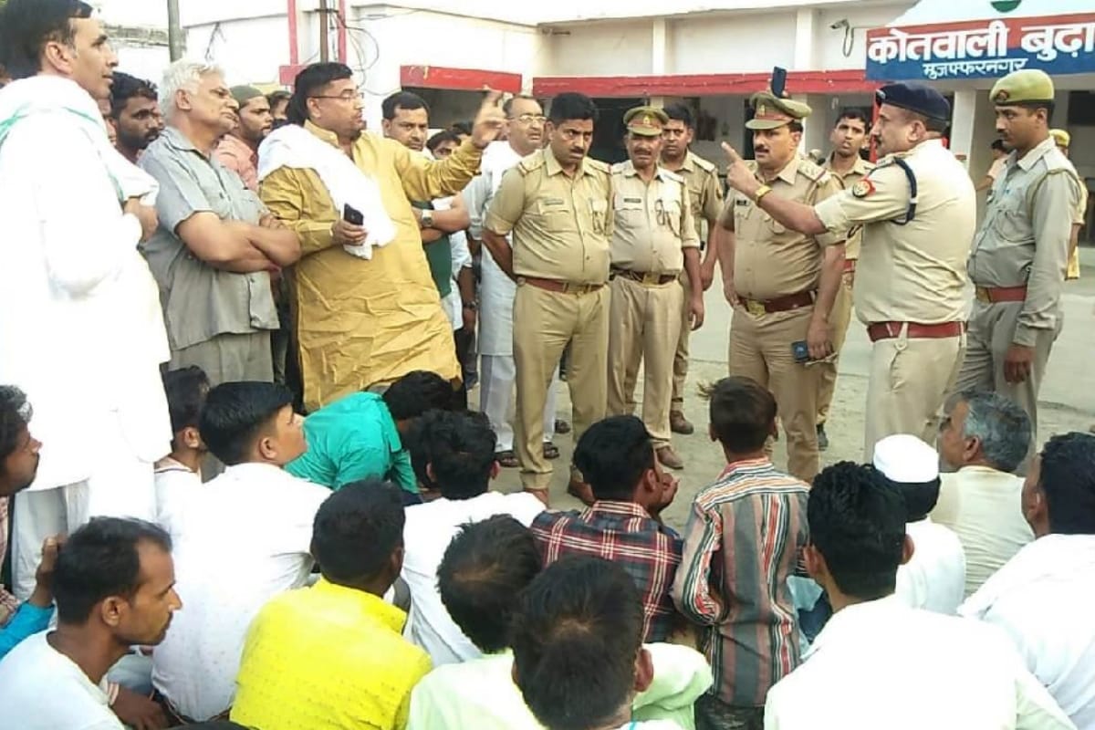 Attack on police team while reach to arrest the badmash in Muzaffarnagar