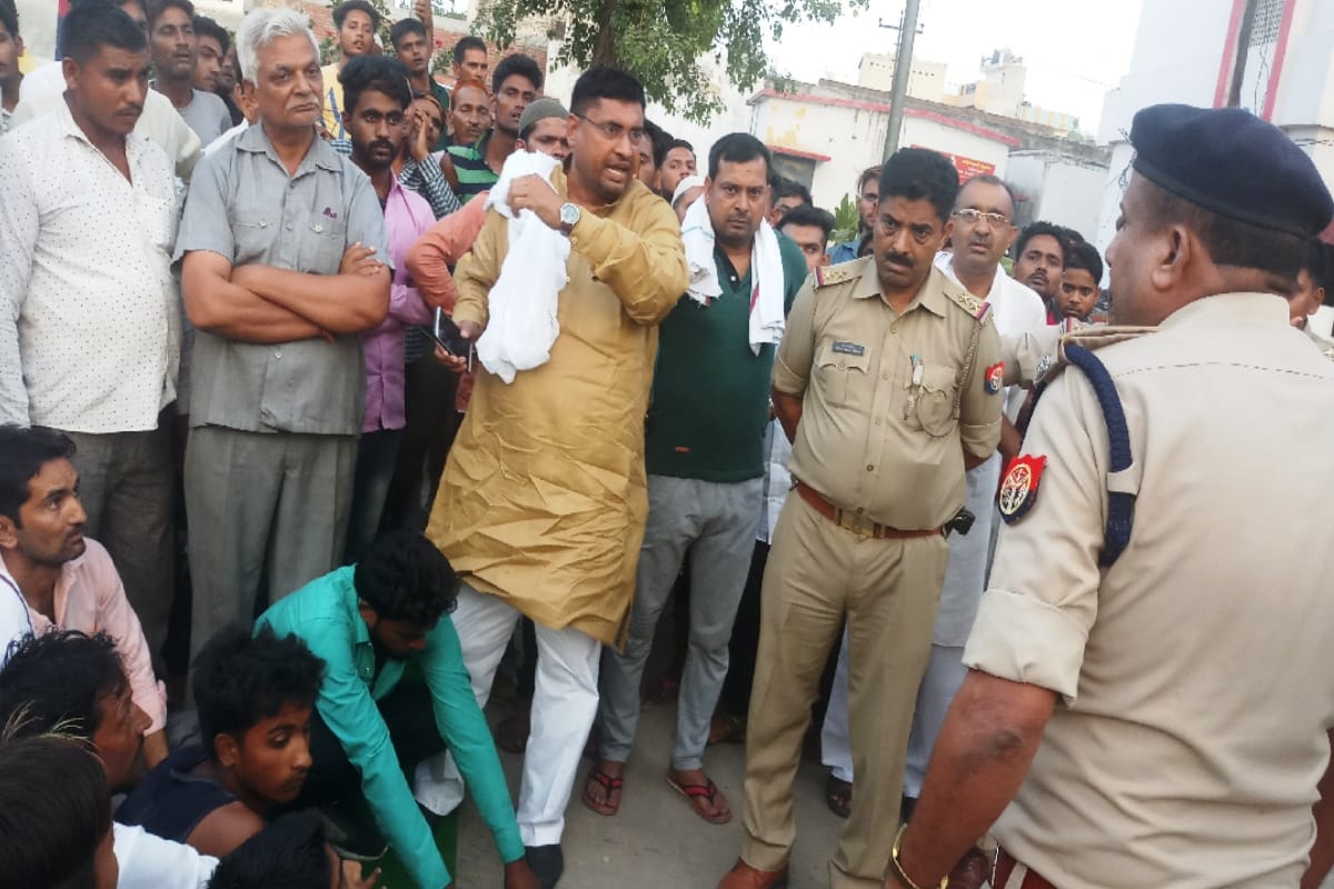 Attack on police team while reach to arrest the badmash in Muzaffarnagar
