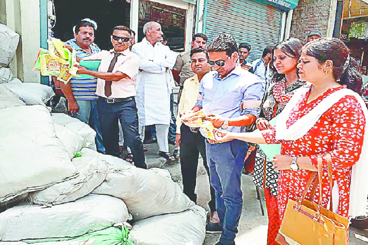 Nagar Nigam team raided in merchants' warehouse and 10 quintals banned polythene recovered