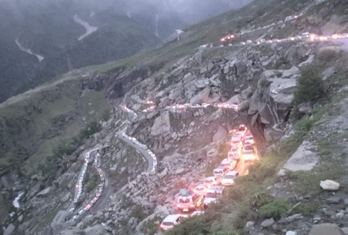 fresh snowfall in rohtang pass and traffic jam became big problem