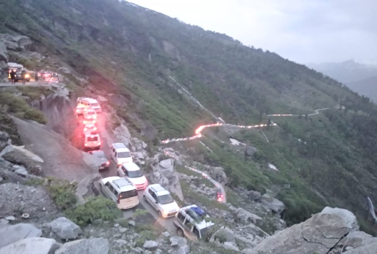 fresh snowfall in rohtang pass and traffic jam became big problem