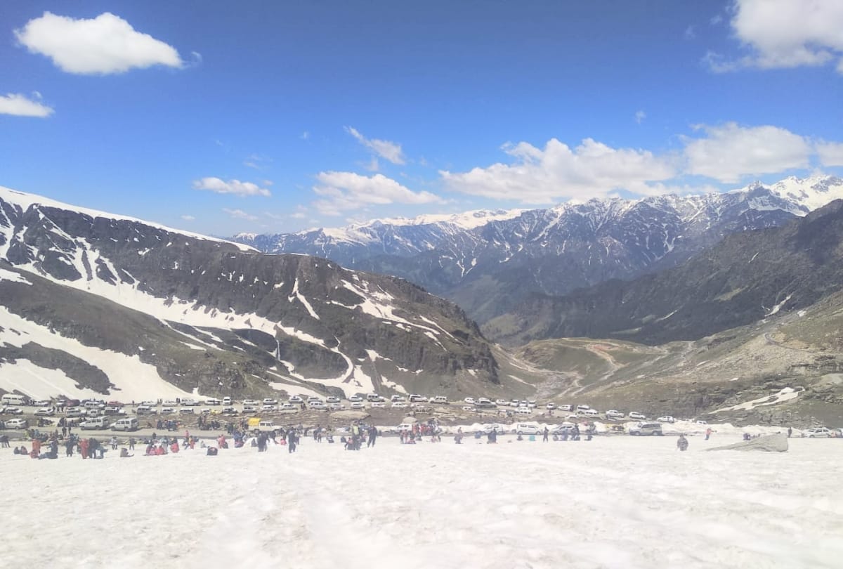 fresh snowfall in rohtang pass and traffic jam became big problem