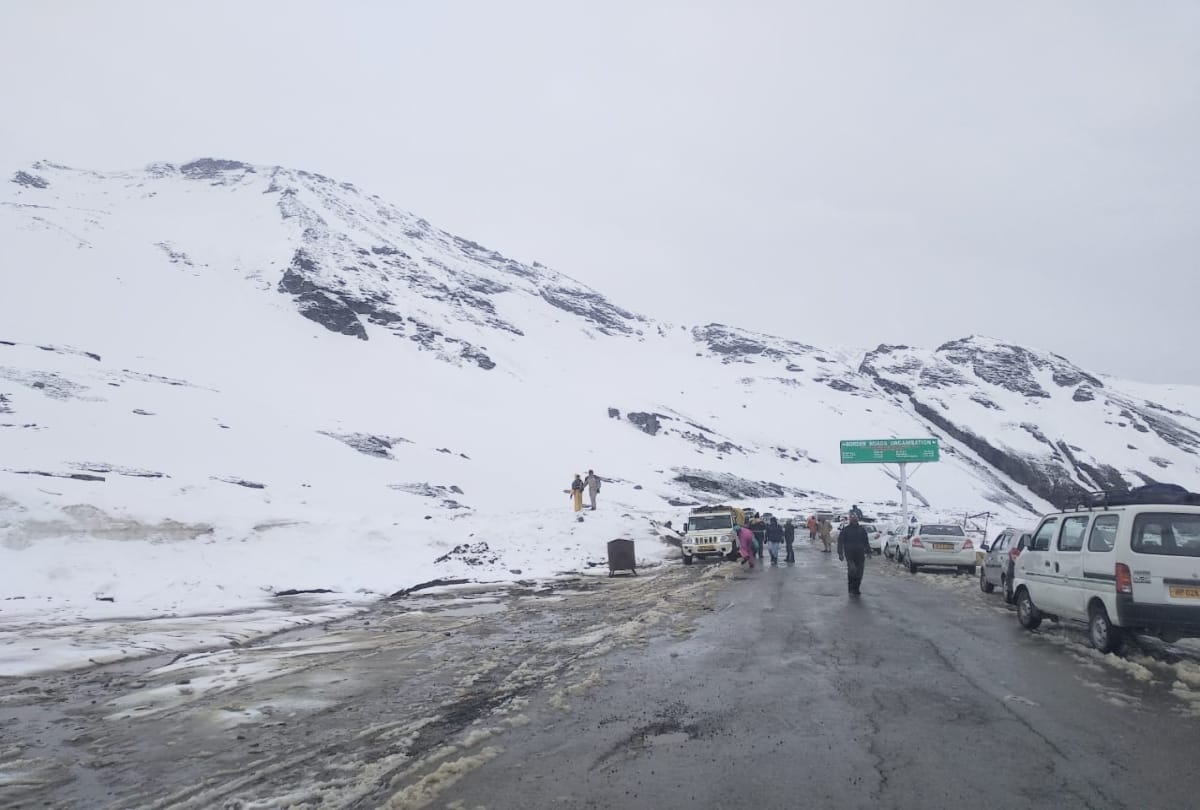 fresh snowfall in rohtang pass and traffic jam became big problem