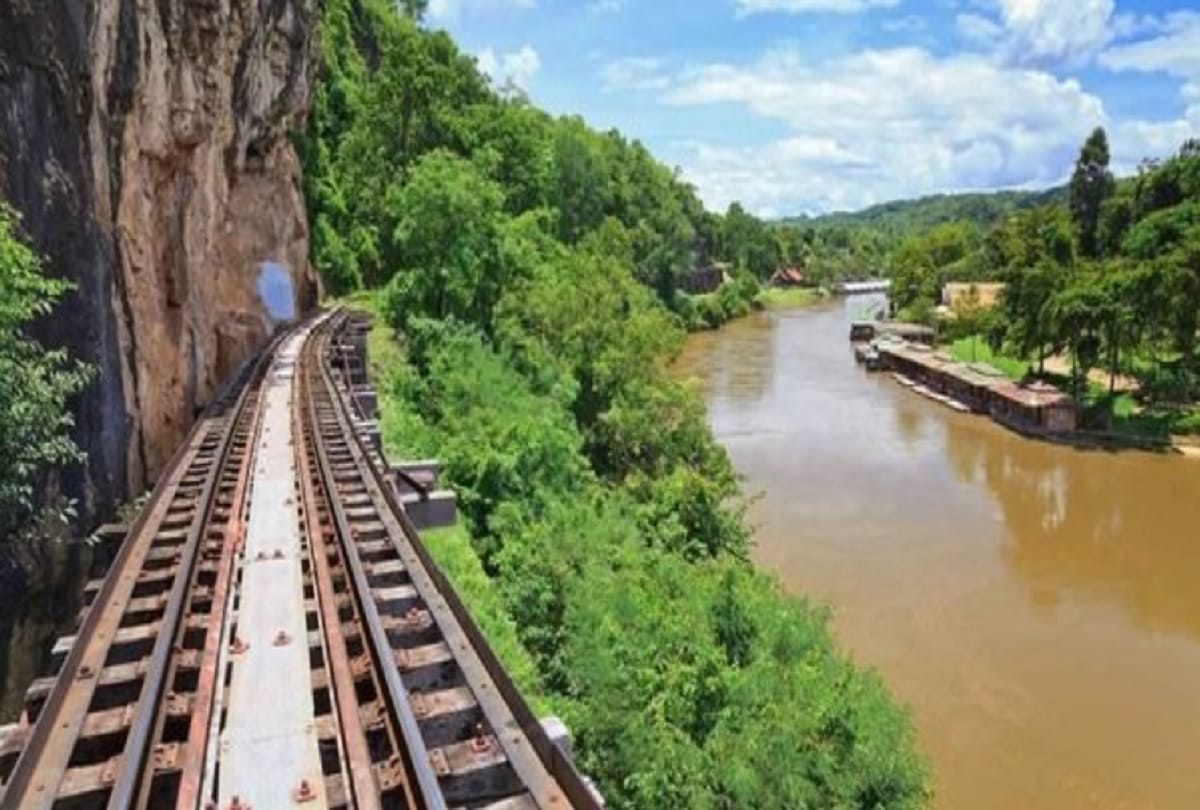 5 most dangerous railway track in the world where people breath stucks