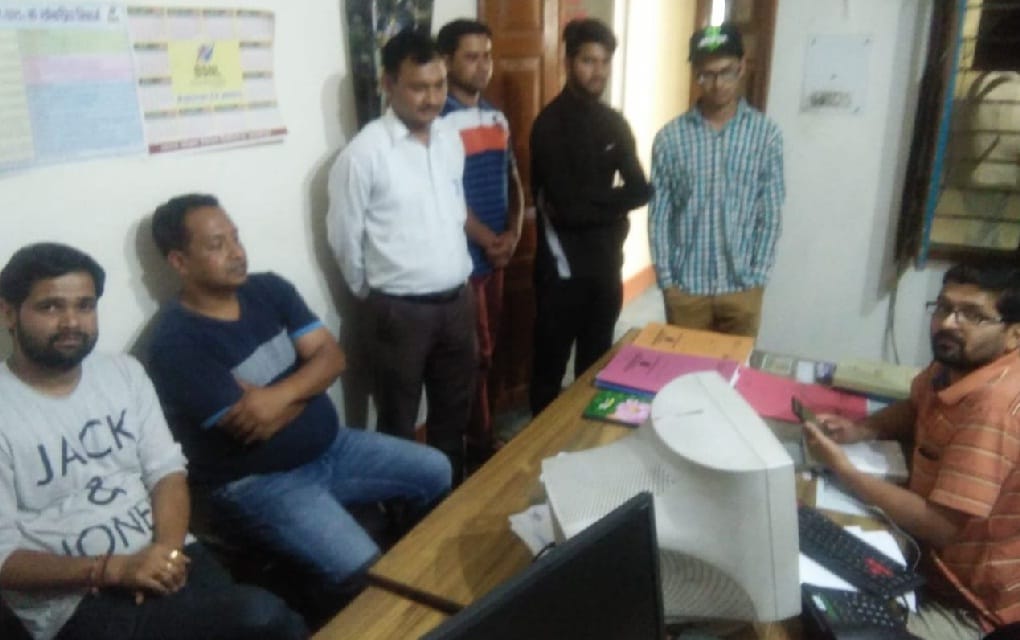 BSNL's communication service stalled, angry people surrounded the SDO
