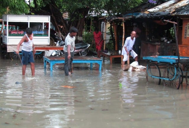 Tin shade pole flowing into gale-water, fallen thunderbolt