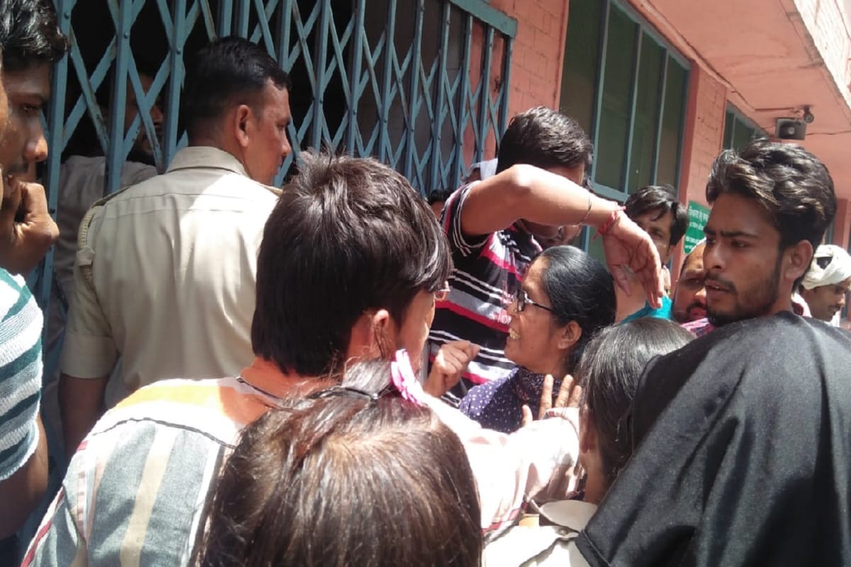 Beating between staff and youth in District Women Hospital at Saharanpur
