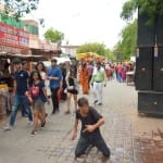 ताजमहल के प्रतिबंधित क्षेत्र में लगाए गए स्पीकरों के बीच निकलते पर्यटक