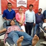 गाजीपुर में रक्तदान करते लोग।