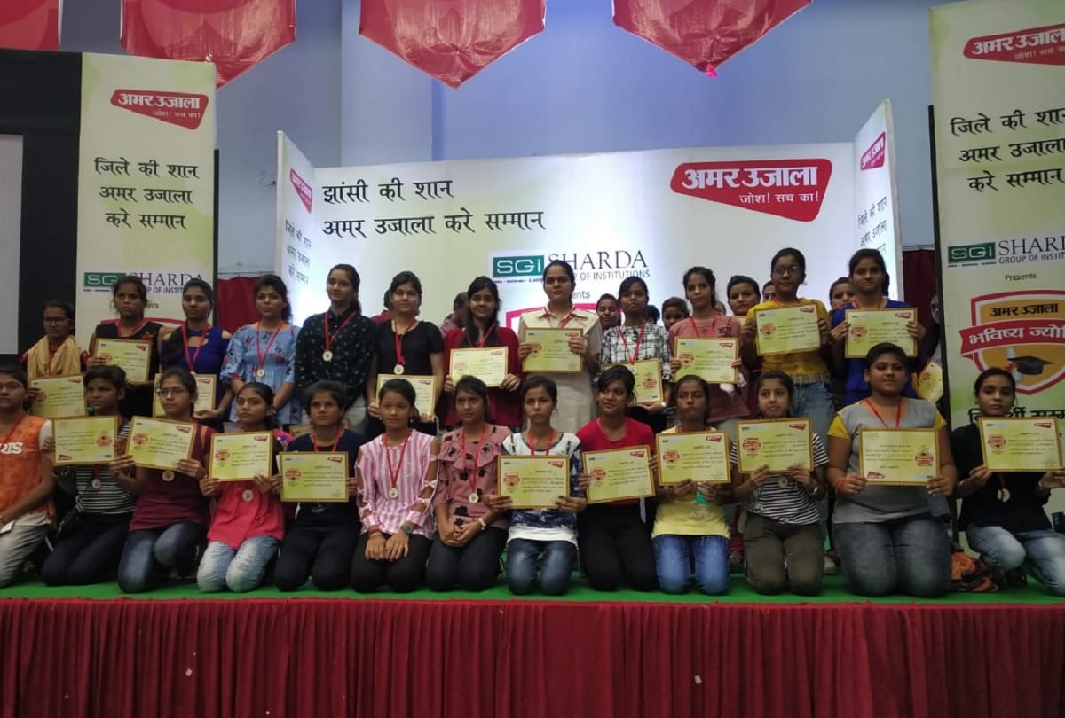 Amar Ujala and Sharda Group Honor Meritorious Students Under Bhavishya Jyoti Programme in Jhansi