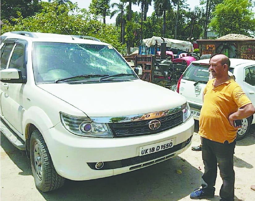 Attacking the excise team to catch smugglers, break the cart's glass