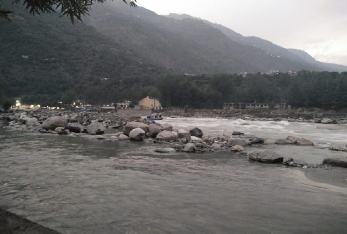 rafting is undergoing in late evening in Beas river kullu by putting Security rules aside