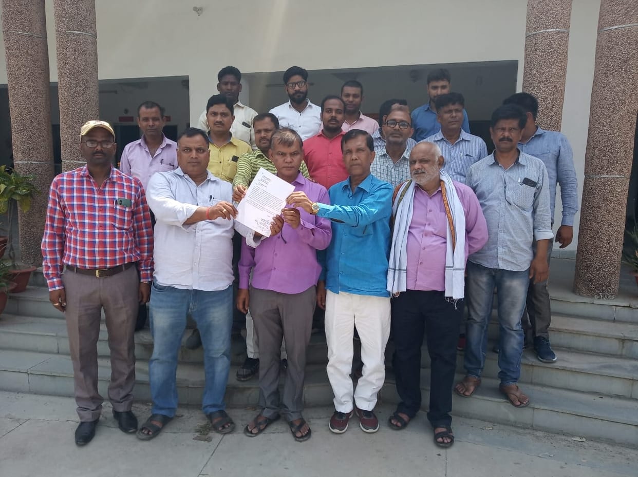 हैंसर ब्लाक प्रमुख के खिलाफ डीएम को ज्ञापन