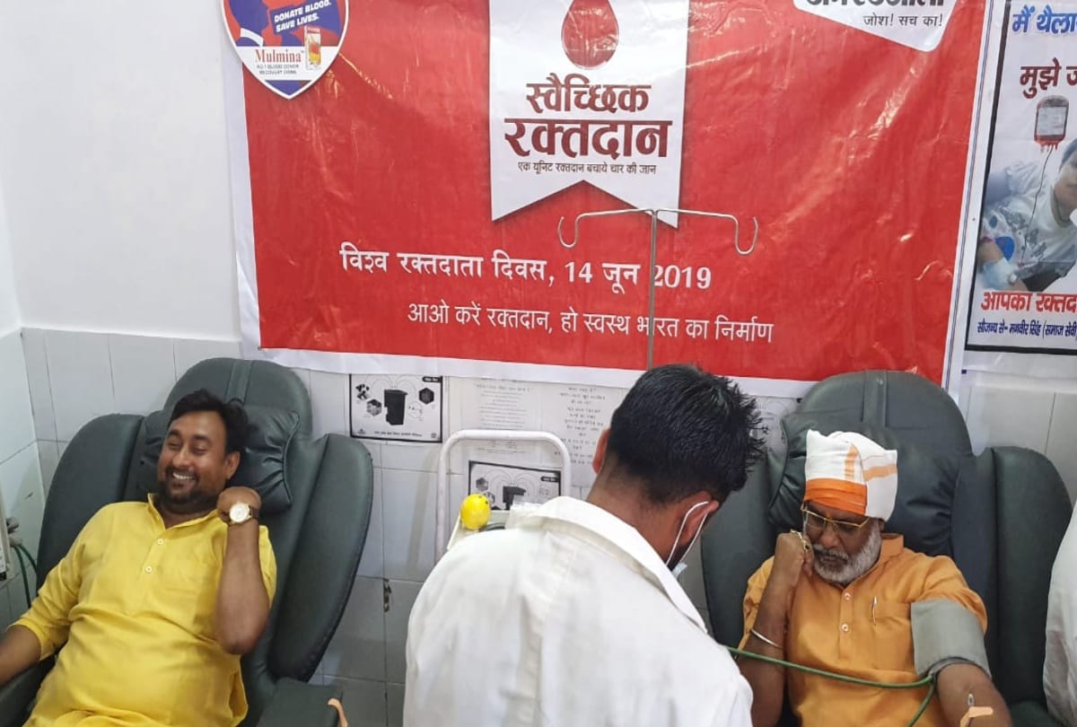 World blood donors day donors donating in delhi ncr and UP donating at amar ujala foundation centres