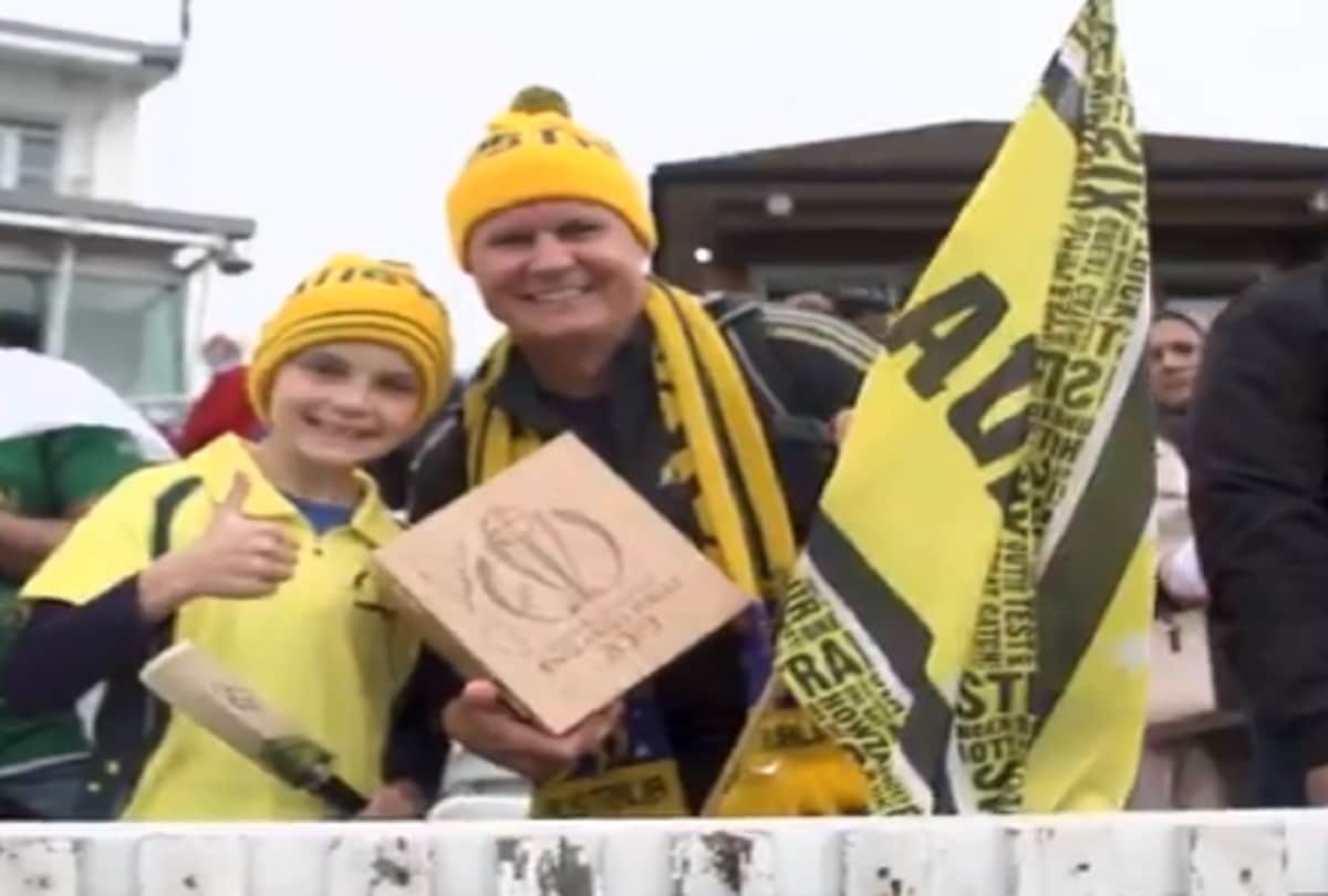 David Warner gives his man of the match award to young fans after pakistan match