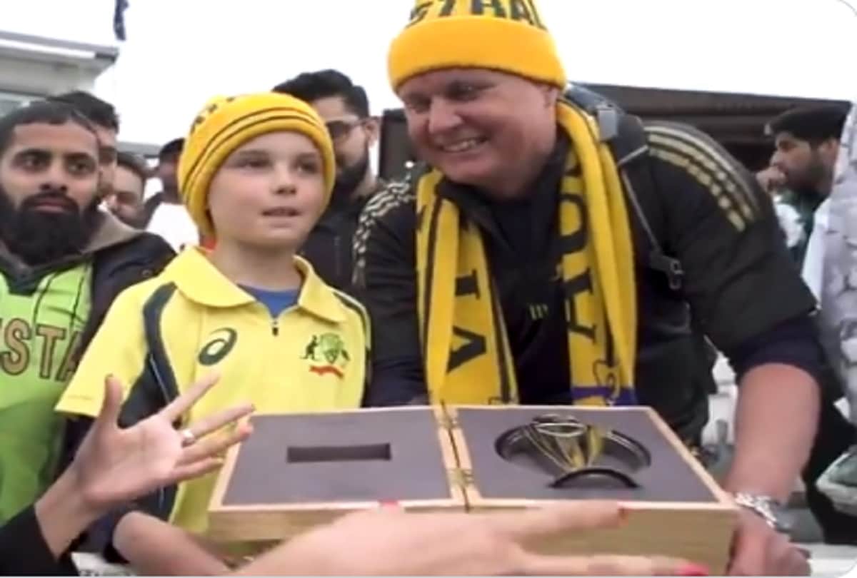 David Warner gives his man of the match award to young fans after pakistan match