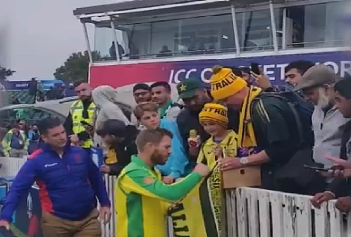 David Warner gives his man of the match award to young fans after pakistan match