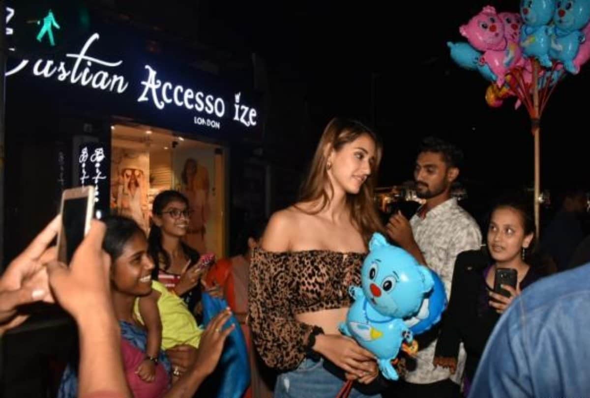 disha patani and tiger shroff birthday dinner and celebrate with fans