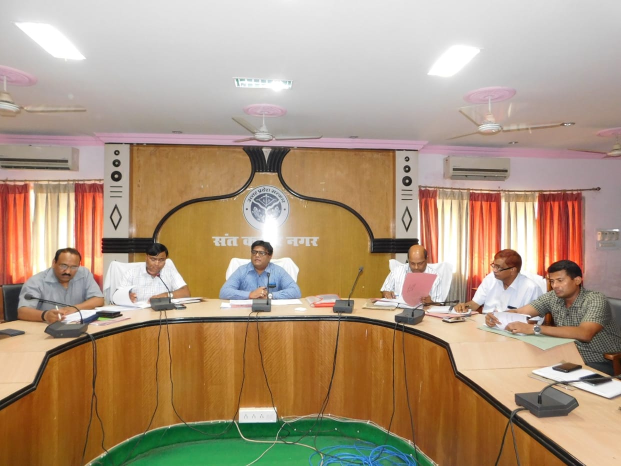 राशन कार्ड वितरण में पिछड़ा जिला, डीएम ने दी चेतावनी