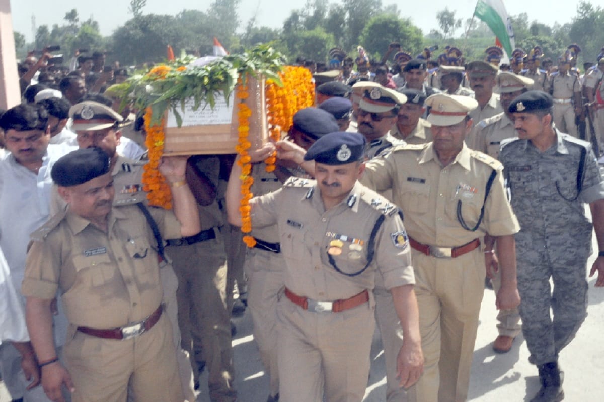Anantnag terror attack: Martyr Satendra was cremated in village of Shamli