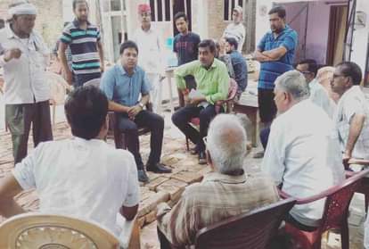 वारंट अफसर कपिलेश मिश्रा के परिजनों को जानकारी देते अधिकारी