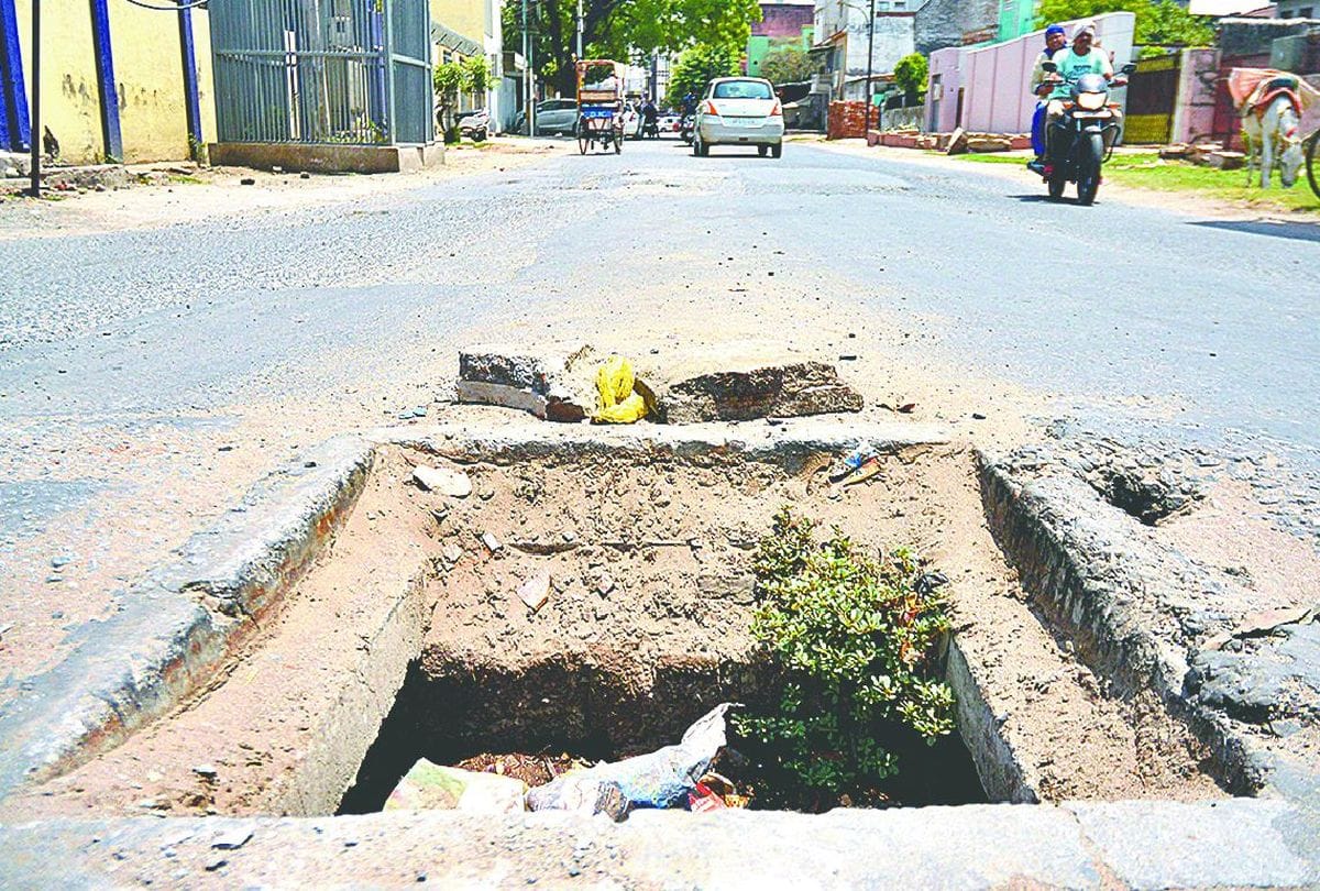 Menhole open in city of taj nagar nigam and jal sansthan officer not take responsibility