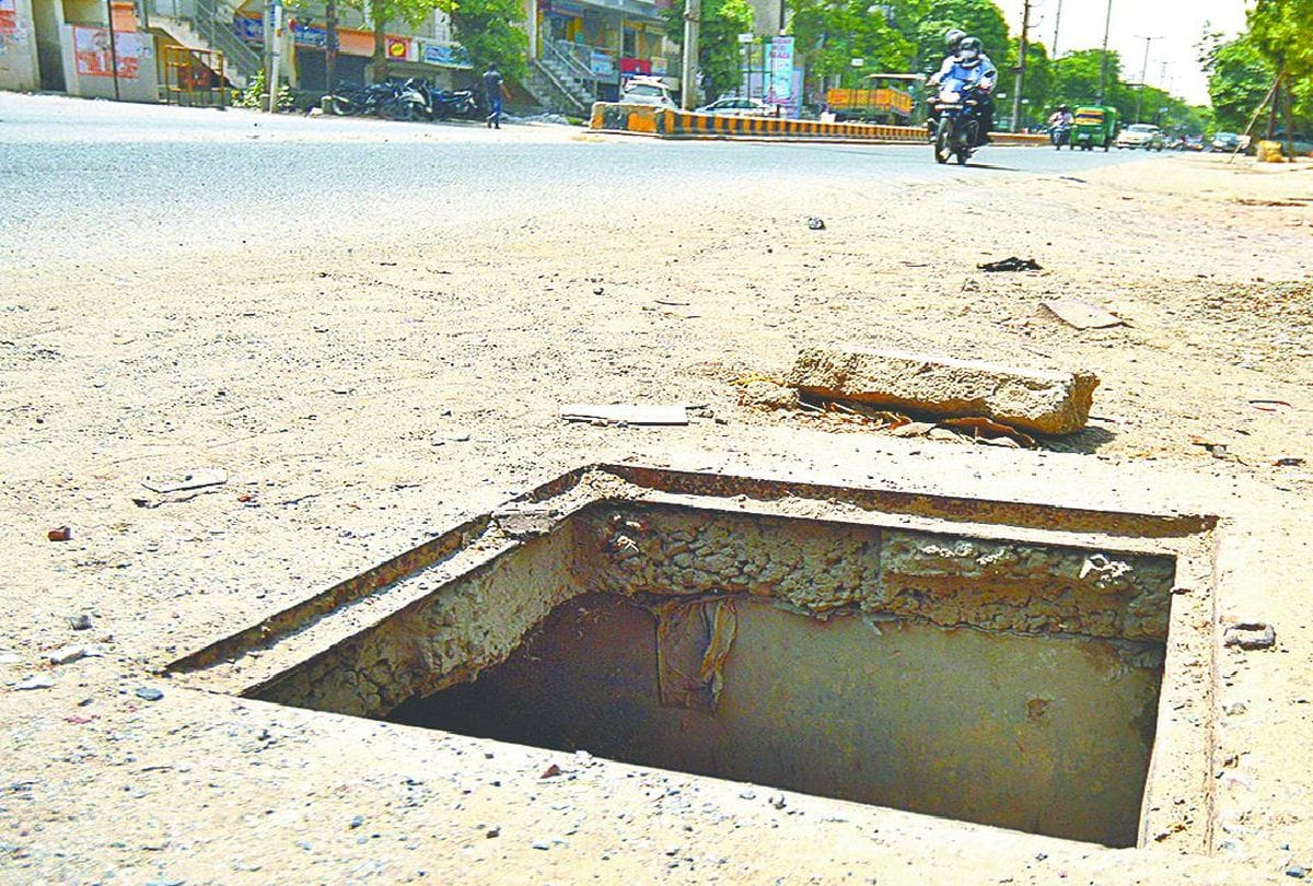 Menhole open in city of taj nagar nigam and jal sansthan officer not take responsibility