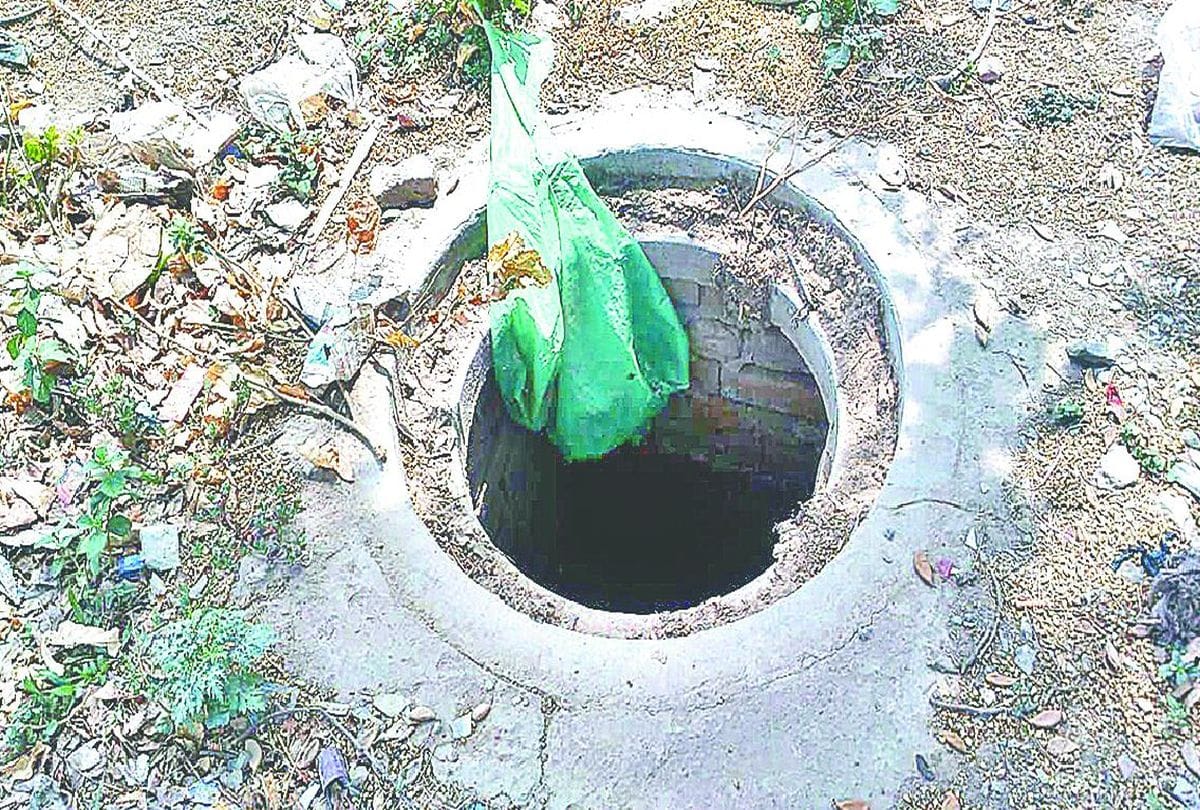 Menhole open in city of taj nagar nigam and jal sansthan officer not take responsibility
