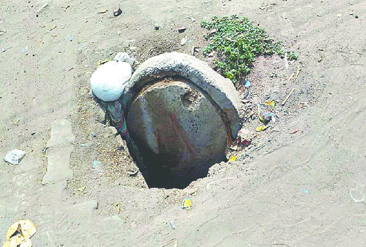 Menhole open in city of taj nagar nigam and jal sansthan officer not take responsibility
