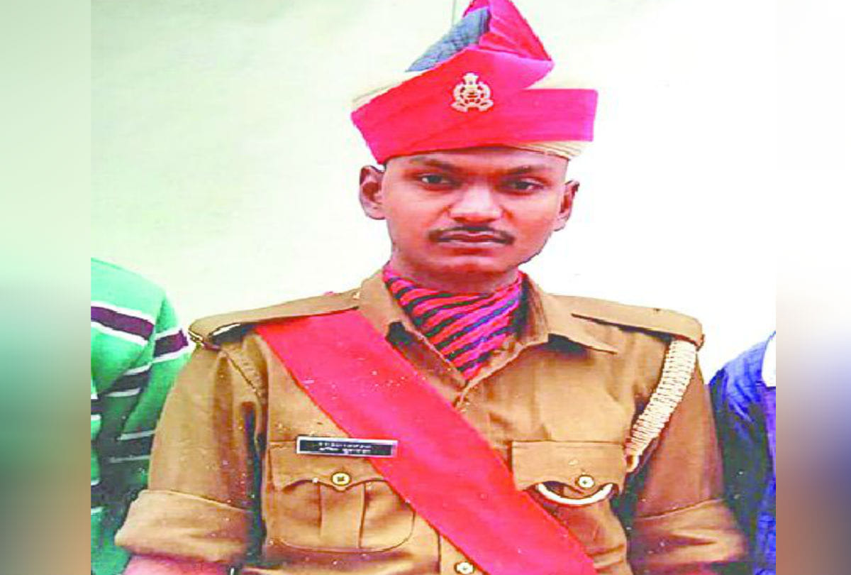 dead body found in room agra police tring to identify