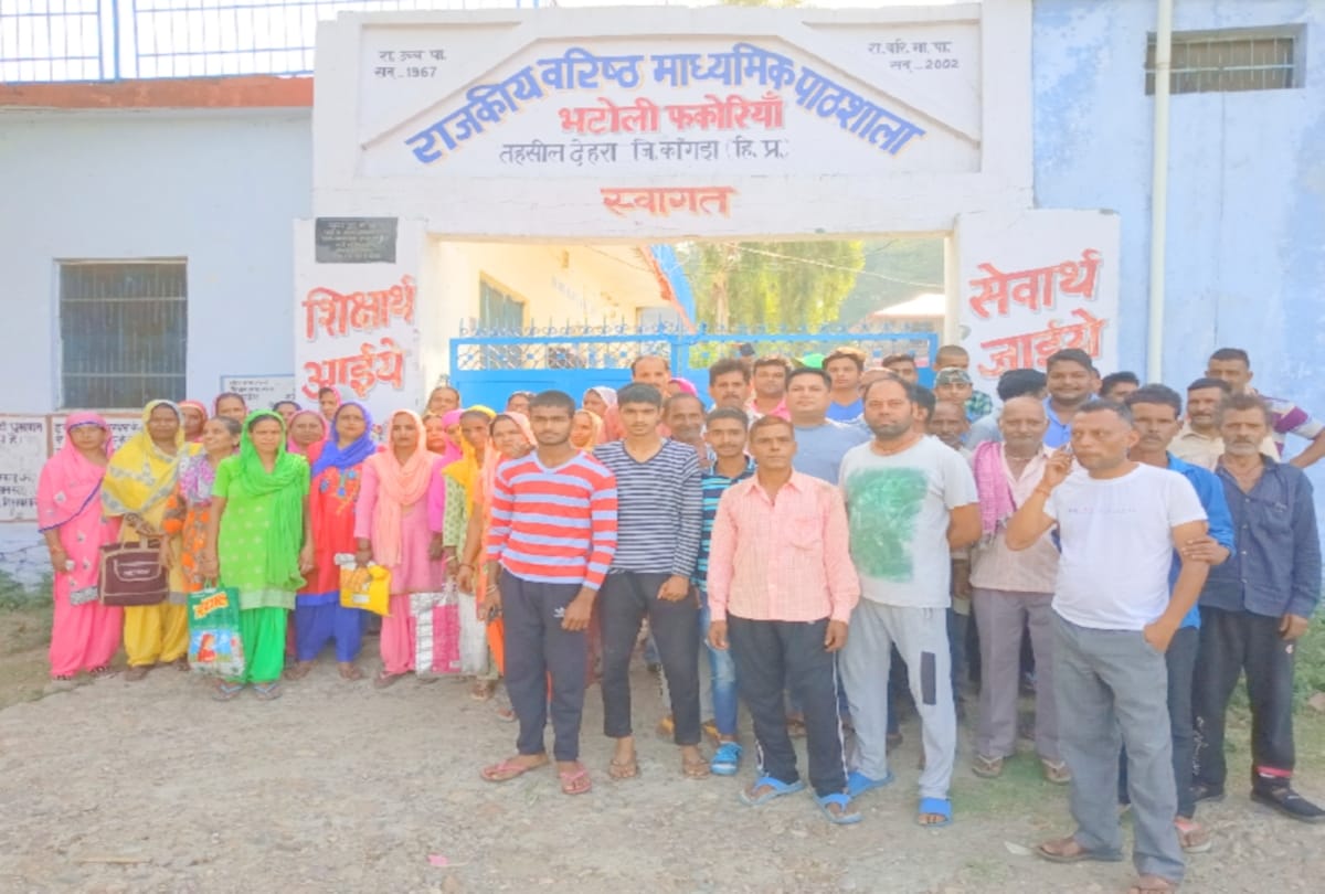 parents protest in front of school after student beaten by teacher in kangra
