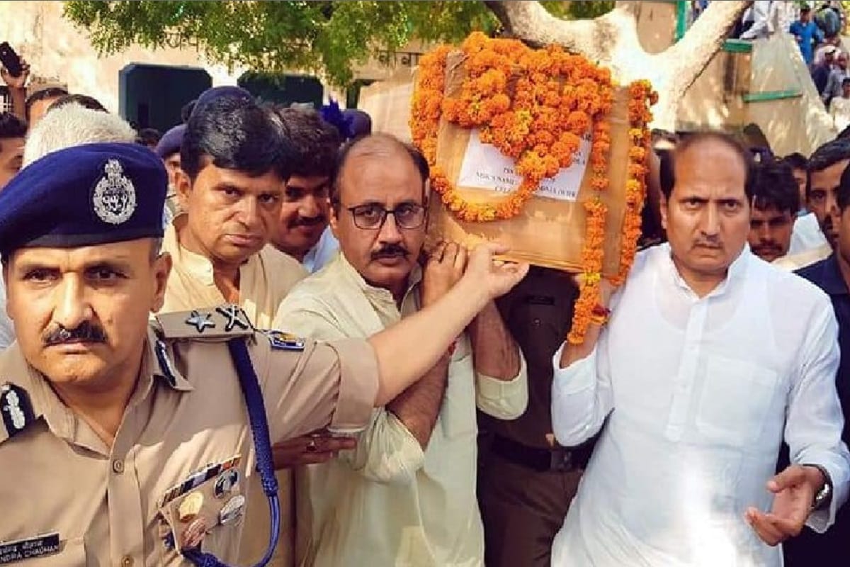 Anantnag terror attack: Martyr Satendra was cremated in village of Shamli