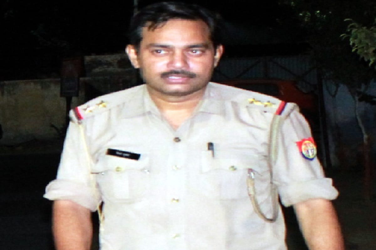 BJP workers beaten up Daroga of UP Police in Meerut