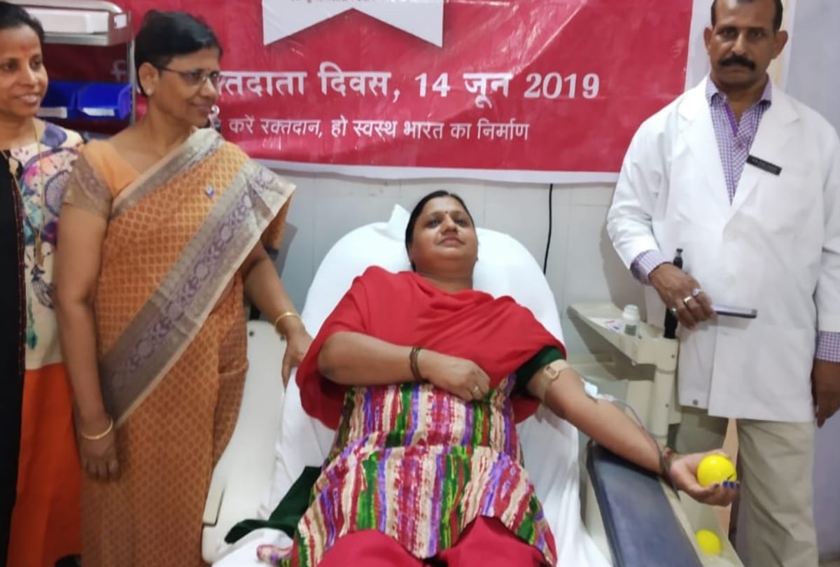 blood donation camp by amar ujala foundation in lucknow